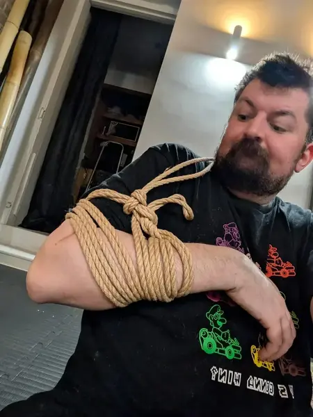 Alec rope knot tying