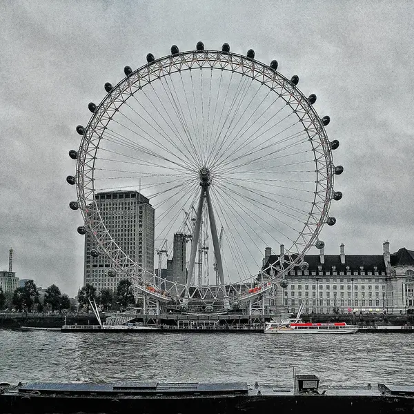 London eye black white