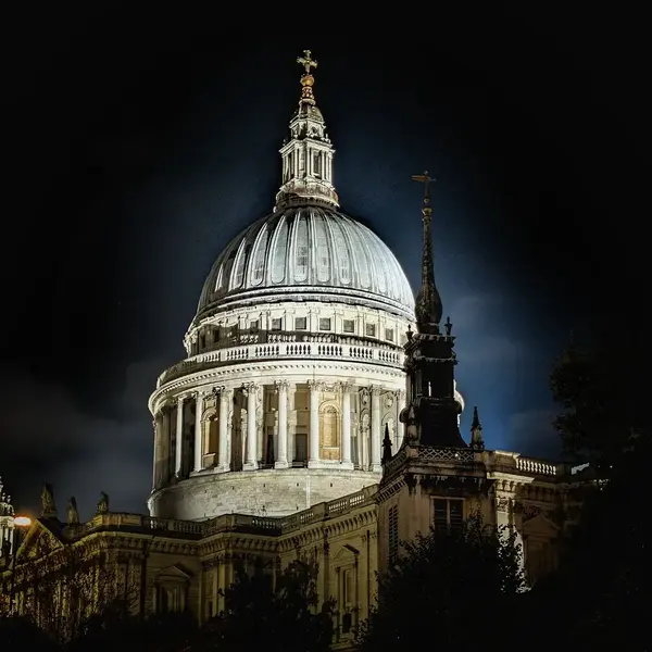 St pauls cathedral night illuminated