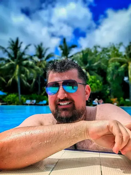 Alec in infinity pool in Maldives